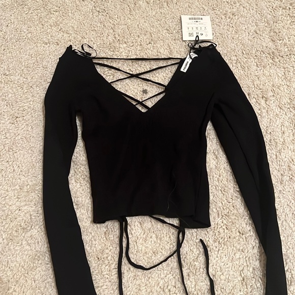 Pull&Bear adjustable strappy back crop long sleeved top in black. - Picture 2 of 6
